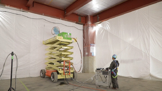 삼성물산이 건설 현장의 대표적인 고위험 작업으로 분류되는 '내화 뿜칠' 작업을 로봇으로 대체할 수 있는 기술을 개발했다. 사진은 내화뿜칠 로봇. <삼성물산 제공>